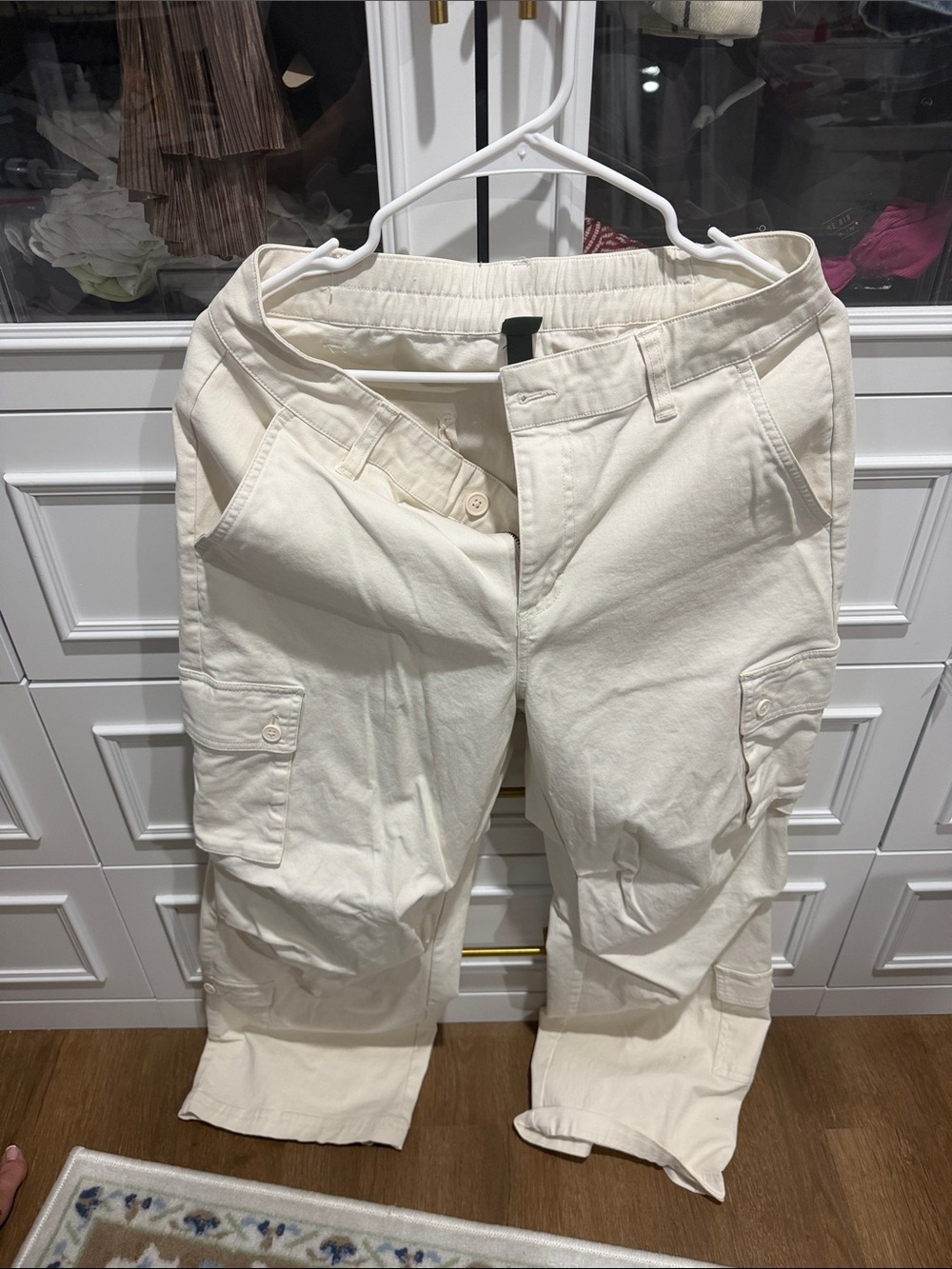 Womenโs Cream Cargo Pants - Classic Utility Style size M